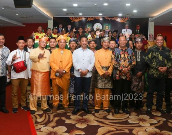Wali Kota Batam/Kepala Badan Pengusahaan Batam H Muhammad Rudi (HMR), foto bersama usai melantik pengurus PKBL Kota Batam, di Hotel Golden View, Bengkong, Batam, Jumat (10/2/2023) malam
