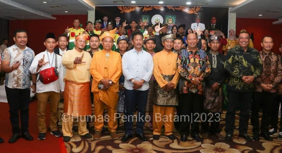 Wali Kota Batam/Kepala Badan Pengusahaan Batam H Muhammad Rudi (HMR), foto bersama usai melantik pengurus PKBL Kota Batam, di Hotel Golden View, Bengkong, Batam, Jumat (10/2/2023) malam