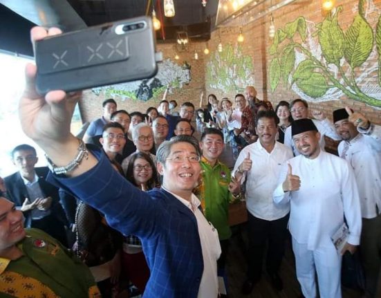 KOTA MAJU: Salah seorang investor, menggunakan ponselnya untuk wefie bersama Wali Kota Batam/ Kepala Badan Pengusahaan Batam H Muhammad Rudi (HMR), di sela pertemuan di Mega Mall Batam, Jumat (17/2/2023).