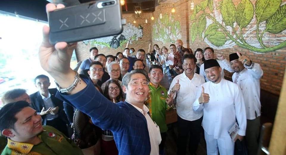 KOTA MAJU: Salah seorang investor, menggunakan ponselnya untuk wefie bersama Wali Kota Batam/ Kepala Badan Pengusahaan Batam H Muhammad Rudi (HMR), di sela pertemuan di Mega Mall Batam, Jumat (17/2/2023).