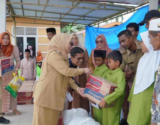 Wabup Kampar Misharti menyerahkan santunan kepada anak yatim di Desa Baru, Kecamatan Siak Hulu, Kabupaten Kampar, Selasa (25/2/2025)